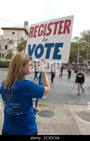 Austin Texas, USA, Oktober 17 2008: Junge Freiwillige ermutigen Menschen, sich an einem Wählerregistriertisch zu registrieren, der vor einem geschäftigen Buchladen in der Nähe des Campus der University of Texas in Austin aufgestellt wird. ©Marjorie Kamys Cotera/Daemmrich Photography Stockfoto