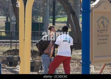 Austin, Texas, USA, 15. Februar 2009: Schauspieler Matthew McConaughey hört während eines Freiwilligendienstes im Rosewood Park einem männlichen schwarzen Studenten zu. ©Marjorie Kamys Cotera/Daemmrich Photography Stockfoto