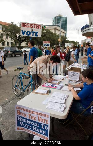 Freiwillige Studenten ermutigten Menschen, sich zu registrieren, um in und um die Universität von Texas auf dem Campus Austin abstimmen. ©Marjorie Kamys Cotera / Daemmrich Photography / Stockfoto