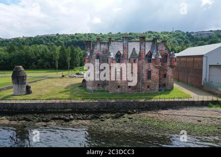 Luftdrohnenaufnahme des Newark Castle Port Glasgow Inverclyde Stockfoto