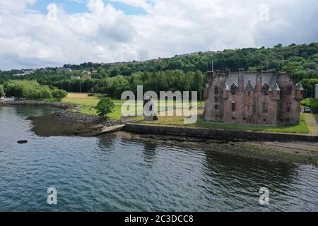 Luftdrohnenaufnahme des Newark Castle Port Glasgow Inverclyde Stockfoto