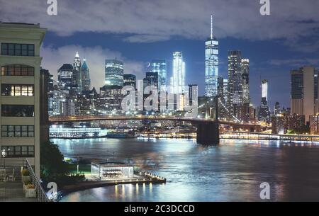 New York Stadtbild bei Nacht, Brooklyn Bridge und Manhattan von Brooklyn Dumbo aus gesehen, Farbtonung aufgetragen, USA. Stockfoto