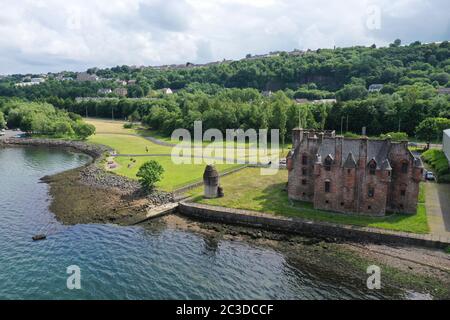 Luftdrohnenaufnahme des Newark Castle Port Glasgow Inverclyde Stockfoto