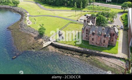 Luftdrohnenaufnahme des Newark Castle Port Glasgow Inverclyde Stockfoto