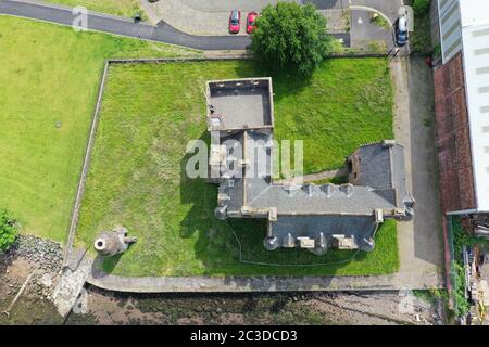 Luftdrohnenaufnahme des Newark Castle Port Glasgow Inverclyde Stockfoto