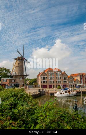 Blick auf den Hafen Willemstad, eine historische Stadt in der niederländischen Provinz Nordbrabant, mit einer traditionellen alten Windmühle. Stockfoto