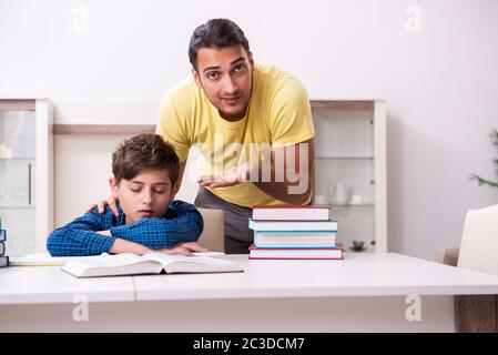 Vater, der seinen Sohn für Schule vorzubereiten Stockfoto