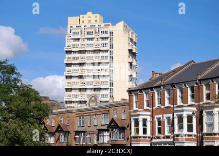 Rote Backsteinhäuser aus dem frühen 20. Jahrhundert vor dem Hintergrund eines sozialen Hochhauses aus der Mitte des 20. Jahrhunderts in Stockwell, South London, Großbritannien. Stockfoto