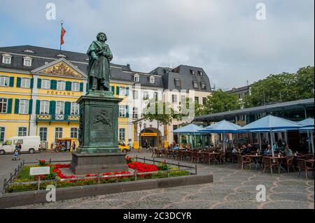 Eine Statue von Ludwig van Beethoven auf dem Bonner Münster in Bonn. Stockfoto