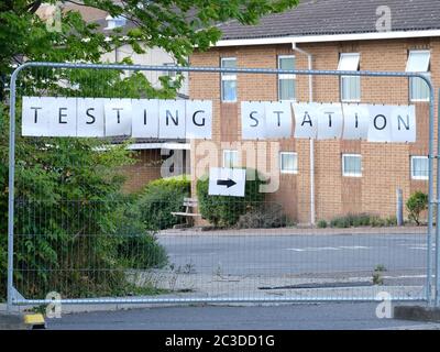 Schild für eine Drive-Through Covid-19 Teststation in Sutton, Surrey, Großbritannien. Stockfoto