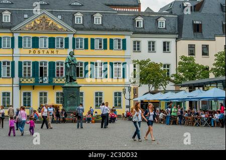 Eine Statue von Ludwig van Beethoven auf dem Bonner Münster in Bonn. Stockfoto