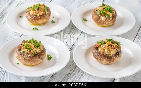 Gefüllte Pilzkappen mit Frischkäse, Semmelbröseln und Parmesan Stockfoto