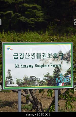 Kangwon Provinz, Nordkorea - 4. Mai 2019: Infokaninett willkommen auf Mt. Kumgang. Mount Kumgang Touristenregion, besondere administrative Region von Stockfoto