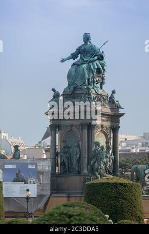 Denkmal der Kaiserin gegen Himmel an Stelle von Maria Theresia auf Himmel Hintergrund. April 2013. Wien, Österreich Stockfoto