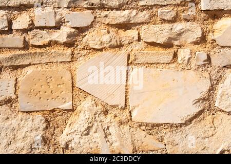 Sandstein Ziegelwand Oberfläche, Rock Textur Hintergrund Fliesenstruktur. Alter Baublock Material für Grunge antike Architektur Hintergrund. sandston Stockfoto