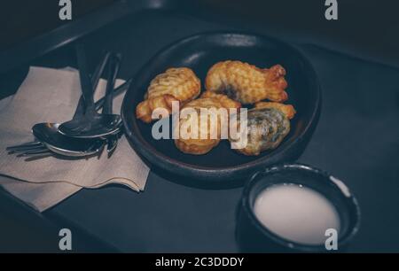 Frisch zubereiteter koreanischer Dessert Bungeoppang - gebratener Fisch-geformter Kuchen mit süßer roter Bohnenpaste Füllung serviert mit Kondensmilch Stockfoto