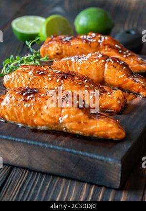 Gegrilltes Lachsfilet in köstlicher Teriyaki-Sauce glasiert Stockfoto