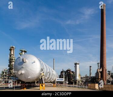 Ein Druckbehälter, der als chemischer Reaktor in einer petrochemischen Anlage verwendet werden soll und auf die Installation wartet. Hergestellt von Ellimetal NV, entworfen von Sulzer Stockfoto