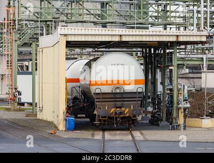 Entladung eines Kesselwagens mit wassergefährdenden Stoffen in einem Chemiewerk in Deutschland. Stockfoto