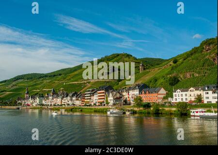 Blick auf die kleine Stadt Zell an der Mosel im Landkreis Cochem-Zell in Rheinland-Pfalz. Stockfoto