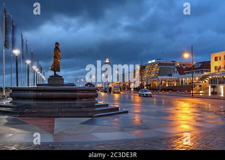 Nachtszene entlang der Uferpromenade in der Kurstadt Noordwijk, Niederlande während eines stürmischen Abends. Stockfoto