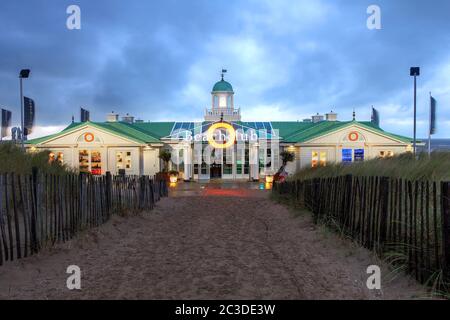 Noordwijk, Niederlande - 14. Oktober 2014: Dramatischer Sonnenuntergang Himmel über dem Beach Club des Hotel von Oranje in Noordwijk, Niederlande aus der Sicht des Pfades Stockfoto