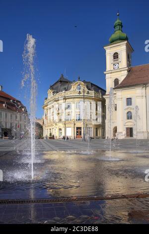 Tageszeit-Szene des Grand Square (Piata Mare) in Sibiu, Rumänien. Stockfoto