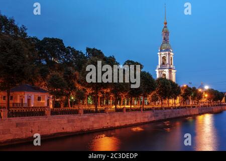 Nachtszene mit dem Glockenturm der Nikolaikirche in Sankt Petersburg, Russland entlang des Krjukow-Kanals. Stockfoto