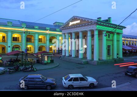 Gostiny Dvor (Markthalle, heute ein trandy Einkaufszentrum) und ein altes Wachposten Gebäude an seiner Seite in der Innenstadt von Sankt Petersburg, Russland auf der Stockfoto