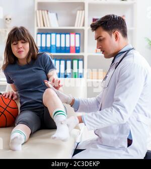 Weibliche Basketballspieler besuchen Arzt nach Verletzungen Stockfoto