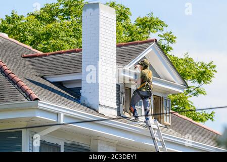 New Orleans, Louisiana/USA - 17. Juni 2020: Maler, der im dritten Stock des Hauses arbeitet Stockfoto