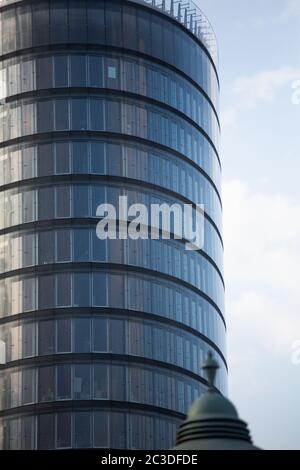 Getönte Fenster des modernen Stadtgebäudes. Bürozentrum an sonnigen Tagen. April 2013. Wien, Österreich Stockfoto