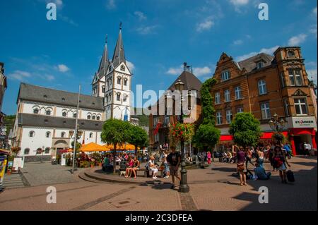 Der Marktplatz mit der romanischen Kirche des Hl. Severus und seinen zwei Türmen, die im 12.-13. Jahrhundert über den römischen Bädern in Boppard erbaut wurden, ist ein Schlepptau Stockfoto