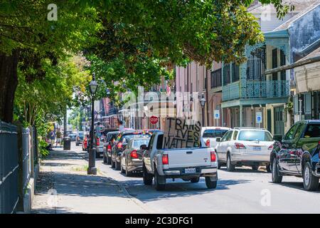 New Orleans, Louisiana/USA - 13. Juni 2020: LKW mit Trans-Leben-Materie-Zeichen in Trans-Black-Leben-Materie-Parade im French Quarter Stockfoto