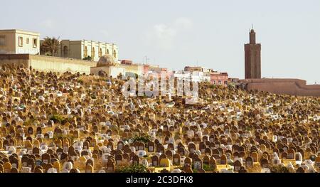 Impressionen von Chefchaouen und Marrakesch in Marokko. Stockfoto