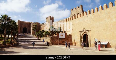 Impressionen von Chefchaouen und Marrakesch in Marokko. Stockfoto