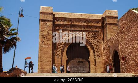 Impressionen von Chefchaouen und Marrakesch in Marokko. Stockfoto