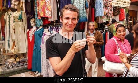 Impressionen von Chefchaouen und Marrakesch in Marokko. Stockfoto