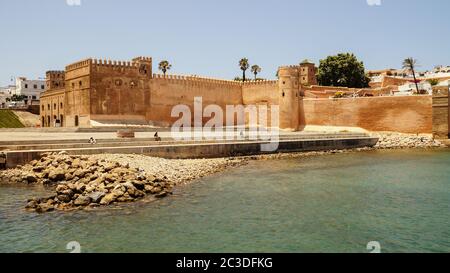 Impressionen von Chefchaouen und Marrakesch in Marokko. Stockfoto