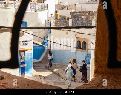 Impressionen von Chefchaouen und Marrakesch in Marokko. Stockfoto