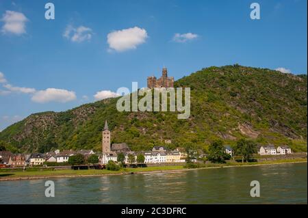 Blick auf die Stadt Wellmich und die Burg Maus über dem Rhein in Deutschland. Stockfoto