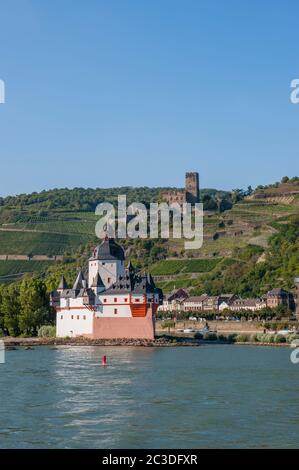 Ansicht der Burg Pfalzgrafenstein (zur Erhebung von Mautgebühren von Schiffen) auf einer Insel im Rhein in Deutschland mit der Burg Gutenfels in t gebaut Stockfoto