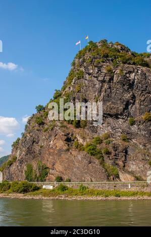 Blick auf die Lorelei, ebenfalls Loreley in deutscher Sprache, die ein 132 m (433 ft) hoher, steiler Schieferfelsen am rechten Rheinufer im RHI ist Stockfoto