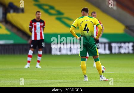 Ben Godfrey von Norwich City steht für eine Schweigeminute in Erinnerung an die Opfer des Coronavirus vor dem Premier League-Spiel in der Carrow Road, Norwich. Stockfoto