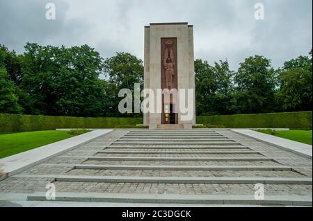 Blick auf die Kapelle auf dem Luxembourg American Cemetery and Memorial, einem Friedhof für Kriegsgräber aus dem Zweiten Weltkrieg, der sich in Hamm, Luxemburg befindet Stockfoto