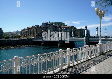 La Zurriola Brücke alias Kursaal Brücke über die Mündung des Urumea Flusses in San Sebastian.Baskenland.Spanien Stockfoto