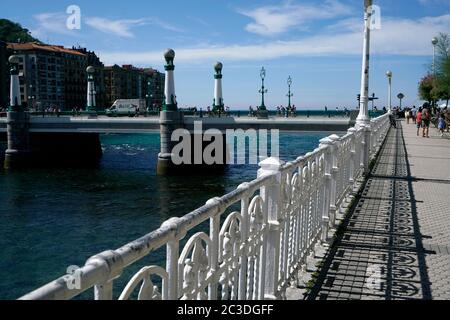 La Zurriola Brücke alias Kursaal Brücke über die Mündung des Urumea Flusses in San Sebastian.Baskenland.Spanien Stockfoto