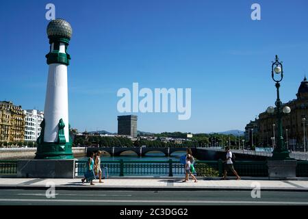 La Zurriola Brücke alias Kursaal Brücke über die Mündung des Urumea Flusses in San Sebastian.Baskenland.Spanien Stockfoto