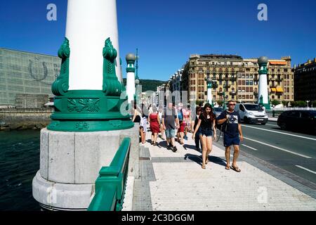 La Zurriola Brücke alias Kursaal Brücke über die Mündung des Urumea Flusses in San Sebastian.Baskenland.Spanien Stockfoto