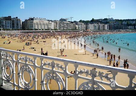 Urlaubsfreuden am La Concha Beach. La Concha Bay.San Sebastian.Gipuzkoa.Baskenland.Spanien. Stockfoto